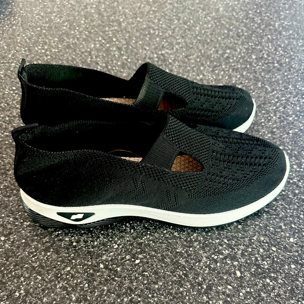 NWT Black Slip-On Knit Sneakers size 8.5 - Picture 2 of 2